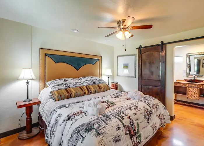 Swim & Courtyards: Estate Near Sabino Holiday home Tucson